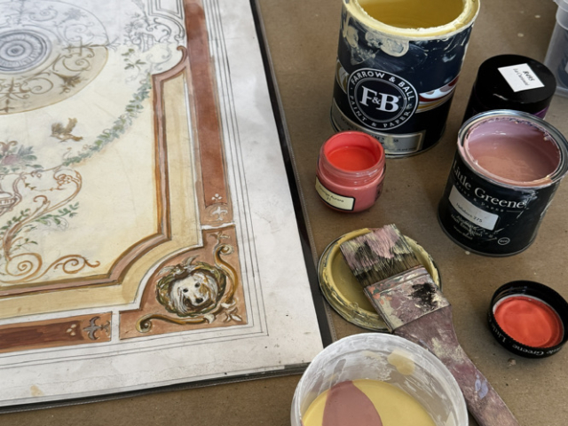 Farben von Farrow & Ball und Little Green neben den Entwurf