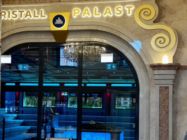 Das fertige Eingangsportal im hell erleuchtet